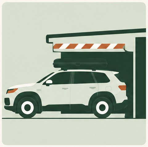 Auto mit Dachzelt vor einer niedrigen Einfahrt mit Höhenbegrenzung